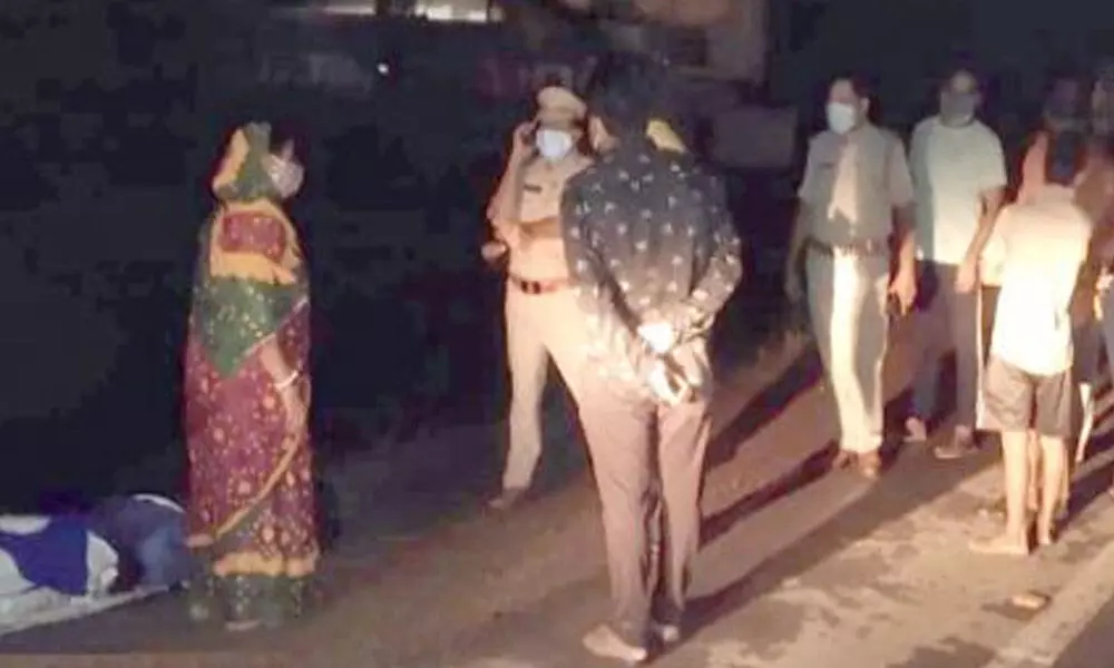 Srikakulam: Taxi driver leaves wife and deceased husband on road at midnight in Tekkali