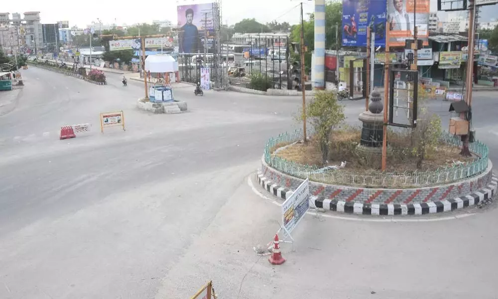 Poornakumbham circle in Tirupati wears deserted look during the partial curfew on Wednesday