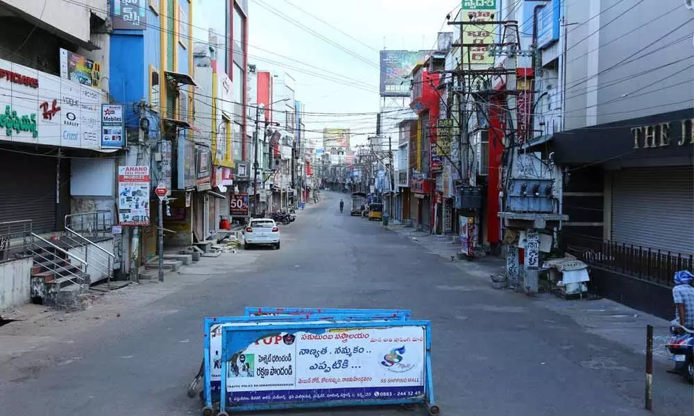 Mainroad seen with no activity in Rajamahendravaram on Wednesday due to the curfew