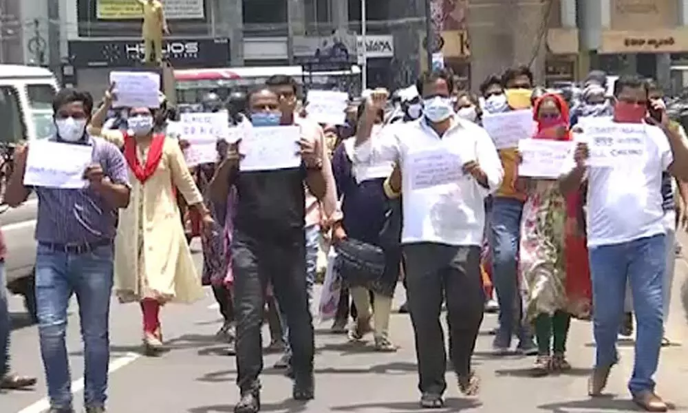 Hyderabad: Nursing candidates protest at Pragati Bhavan demanding job postings