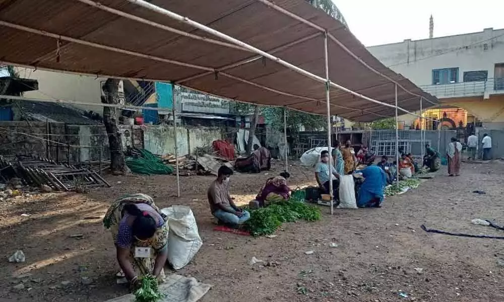 Farmers gearing up at a mini Rythu Bazaar arranged at Wadapeta, Kancharapalem area in Visakhapatnam