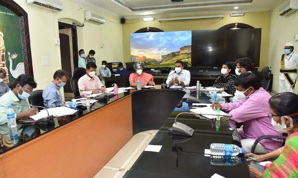 District Special Officer for Covid-19 V Usha Rani addressing officials in Guntur on Friday. District Collector Vivek Yadav also seen.