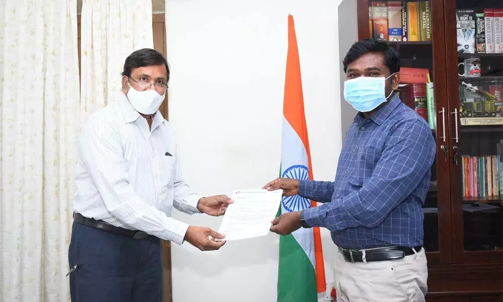 Saptagiri camphor vice-president Haneef presenting a cheque for Rs 5 lakhs for opening new oxygen supply plant, to collector Gandham Chandrudu in Anantapur on Monday
