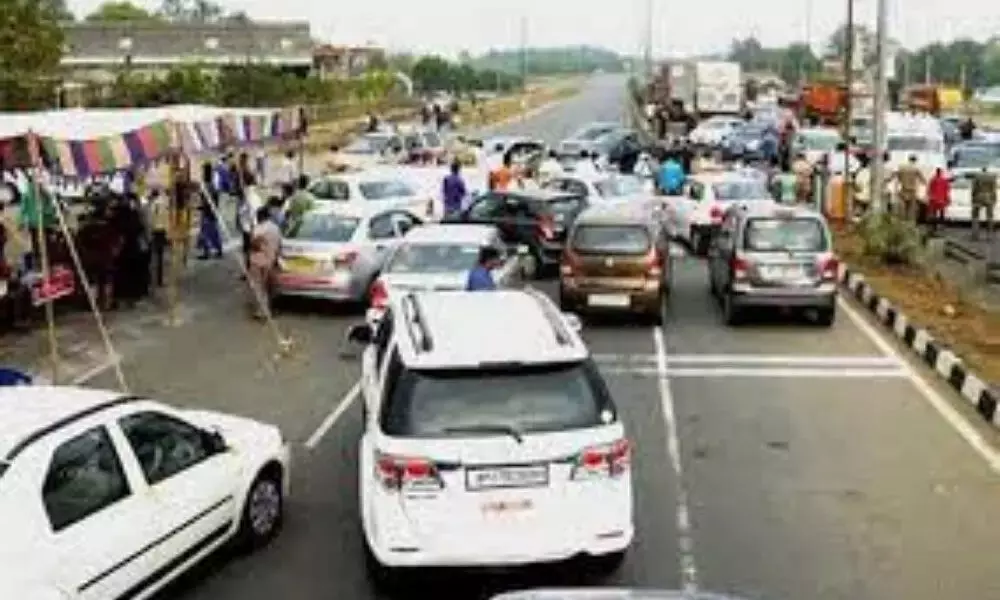 Massive traffic jam reported at AP - Telangana border amid lockdown over Covid-19