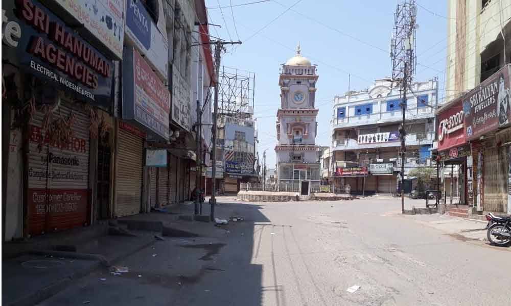 Cops implement strict implementation of lockdown in old Karimnagar