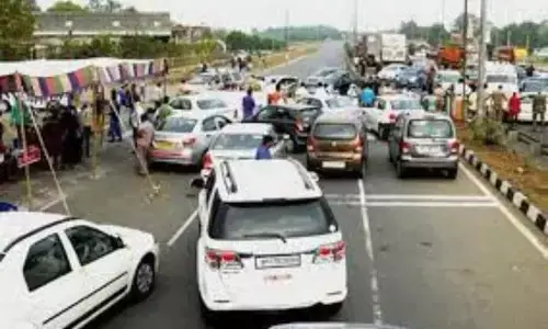 Massive traffic jam reported at AP - Telangana border amid lockdown over Covid-19