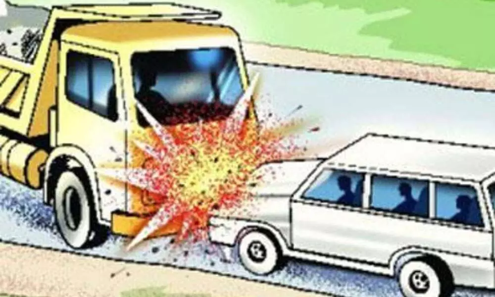 Four dead and four injured in a lorry and car collision in East Godavari