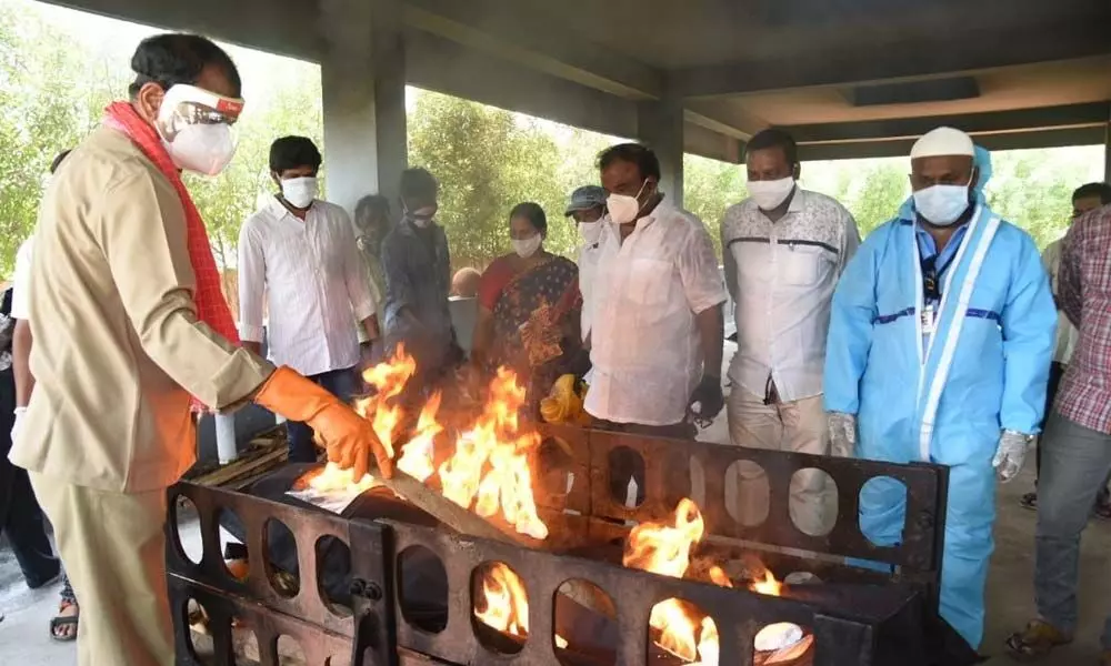 MLA Bhumana Karunakar Reddy taking part in the funeral of a Covid victim at Sri Harichandra burial ground in Tirupati on Thursday