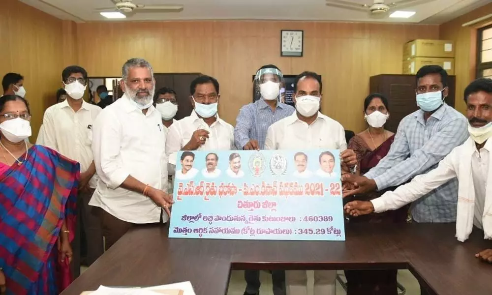 Deputy Chief Minister K Narayanaswamy presenting cheque to farmers under Rythu Bharosa Scheme in Chittoor on Thursday. Government Chief Whip Chevireddy Bhaskar Reddy is also seen.
