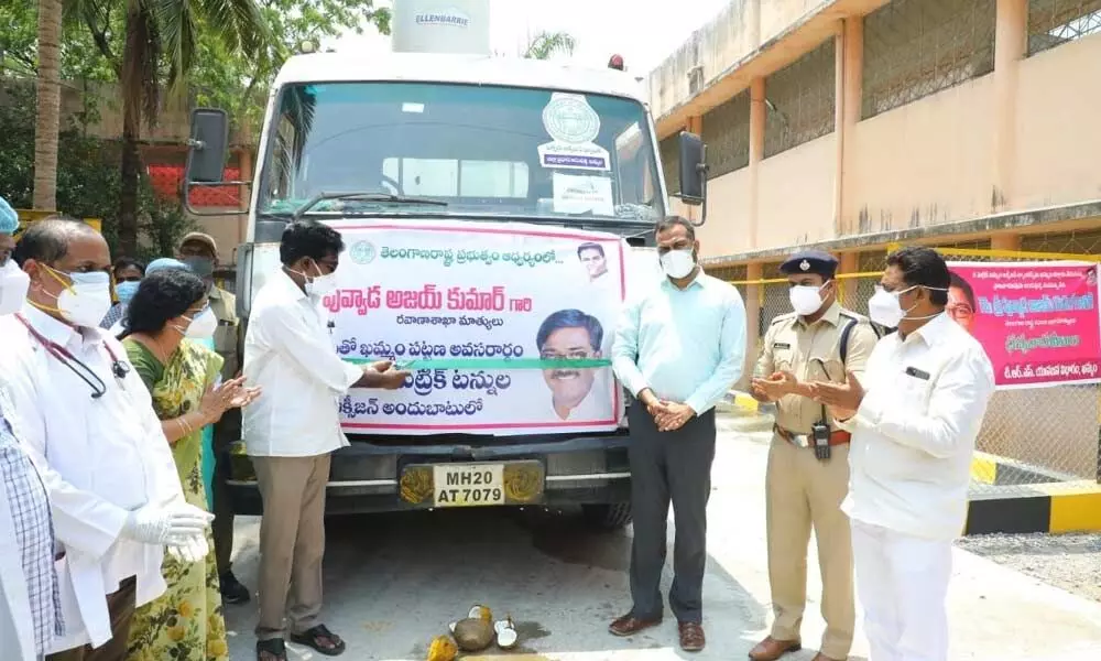 Minister for Transport Puvvada Ajay Kumar receiving the oxygen tank which arrived from ITC BPL, Bhadrachalam on Thursday at Khammam main hospital