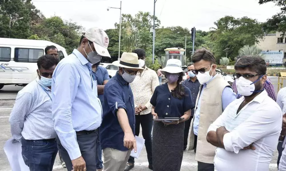 BBMP Commissioner Gaurav Gupta on Saturday visited K. R. Circle junction and inspected the ongoing work. The circle is being beautified with cobblestones, electric lamps and landscaping.