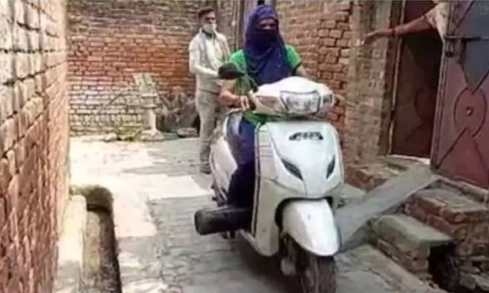 UP’s ‘cylinder waali bitiya’ delivers oxygen on her scooty