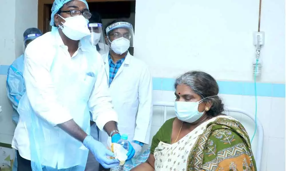 Minister Ajay inspects COVID isolation ward