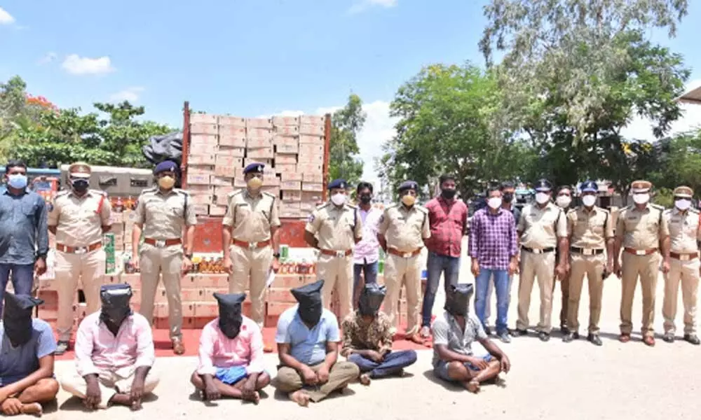 Huge seizure of Karnataka liquor is seen