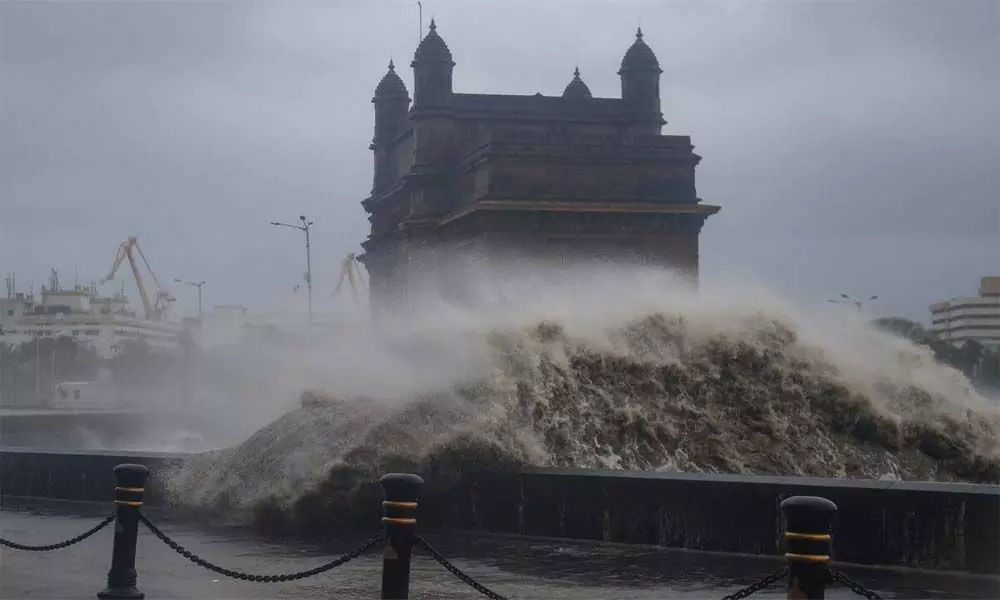 Terrifying Videos Of  Tauktae Waves Crashing On The Gateway of India Went Viral