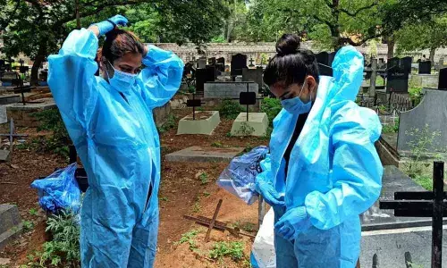 Two Girls Bid Farewell To COVID Victims In A Respectful Manner