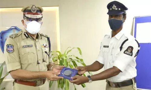 Traffic cop wins laurels for feeding needy children