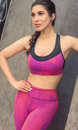 Sophie Choudry Latest Romantic Pics