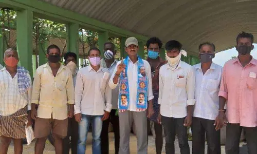 Farmers along with BC Sena leader Mandla Swamy staging a protest at Gangapur market yard in Jadcherla mandal on Wednesday