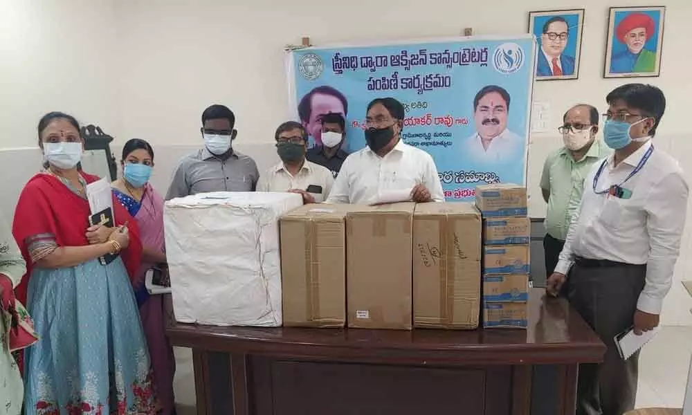 Minister for Panchayat Raj Errabelli Dayakar Rao distributing the oxygen concentrators to various hospitals in the erstwhile Warangal district on Thursday