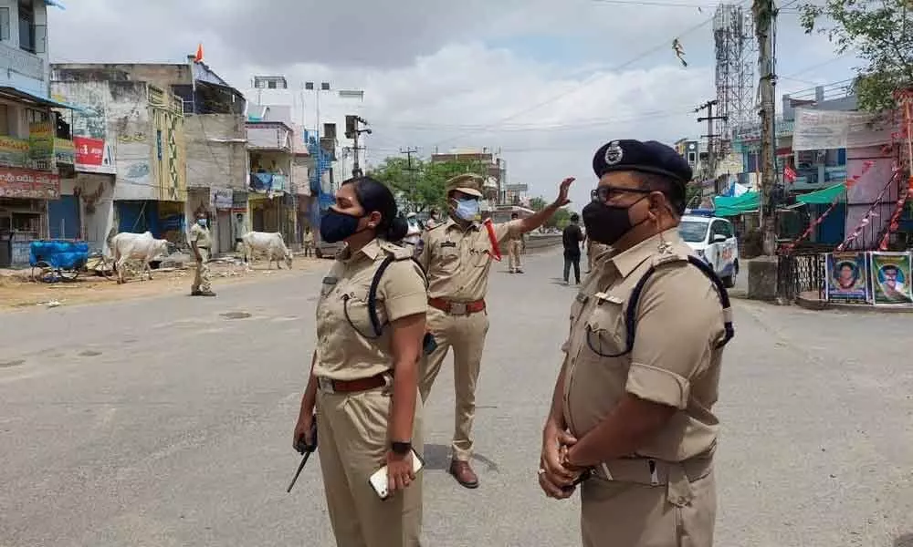 District SP Apoorva Rao inspecting lockdown implementation at Rajiv Chowk in Wanaparthy on Thursday