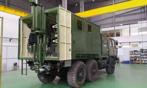 Equipment to mark, fence minefields semi-automatically launched