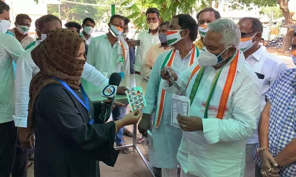 Jeevan Reddy along with Congress party leaders distributing free medicines for Covid 19 to people at the old school in Karimnagar on Friday