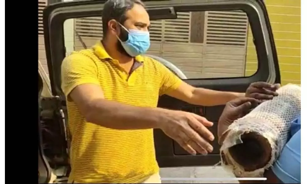 During The Covid Lockdown,  A Bengaluru Oxygen Man Distributes Cylinders To Those In Need