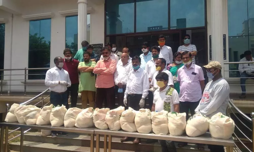 Food kits distributed to Sandalwood supporting actors
