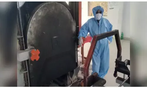 Muslim woman turns cremator at a Hindu crematorium
