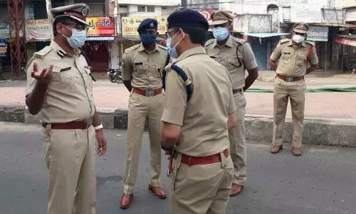 IG Nagi Reddy discussing lockdown situation with SP Sunil Dutt in Kothagudem  on Sunday
