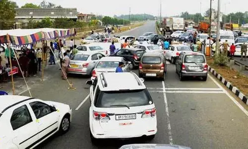 Hundreds Stranded & Vehicles Lined Up at Andra-Telangana Border, as Police Denies Entry Citing Telangana Epass Rule