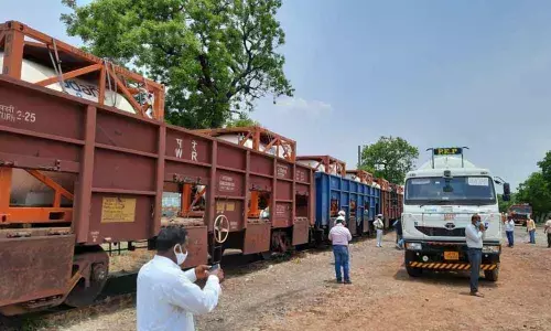 Train carrying liquid oxygen arriving in Tadipatri