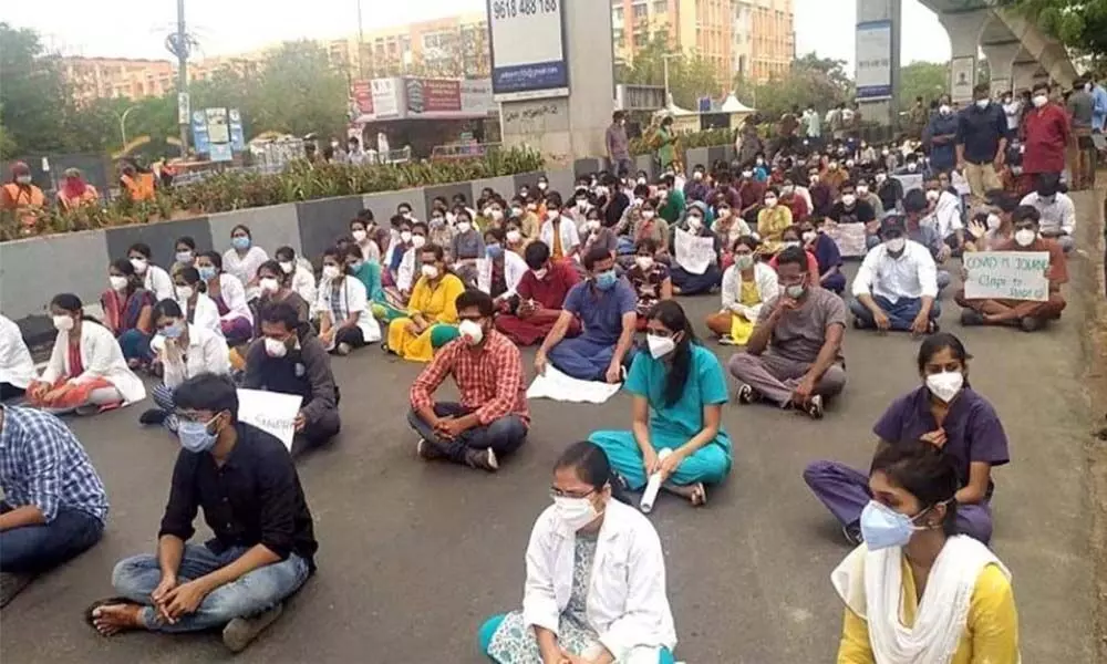 Telangana Doctors, Both Seniors & Juniors Stage Protest, urge Govt to Meet their Long Pending Demands