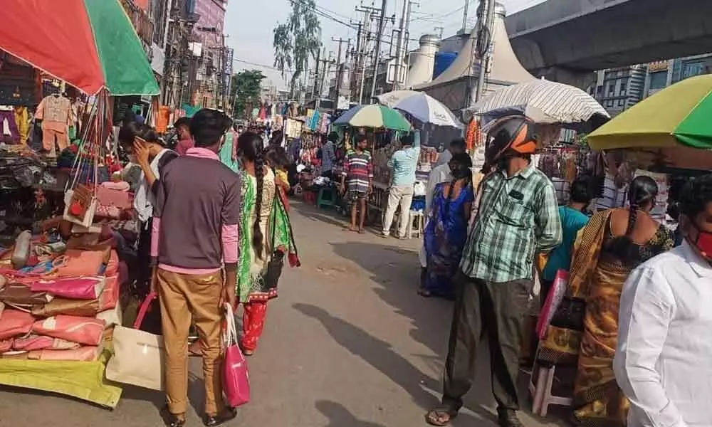 Lockdown casts a shadow on livelihood of street vendors