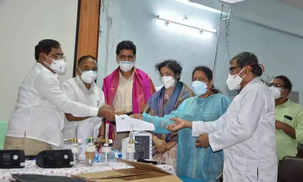 The 1986 Batch doctors of the Kakatiya Medical College (KMC) donated health equipment worth around Rs 20 lakh to the MGM Hospital in the presence of Minister for Panchayat Raj Errabelli Dayakar Rao in Warangal on Saturday