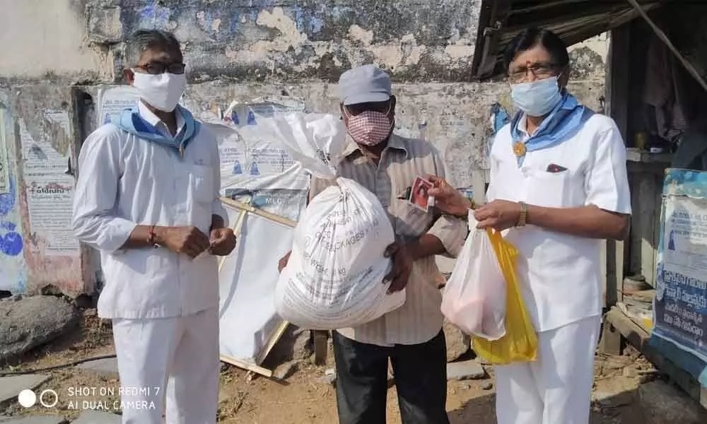 Sathya Sai Seva helps out cobblers