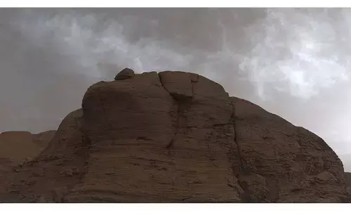 NASAs Mars Curiosity Rover snaps shining clouds on Red Planet