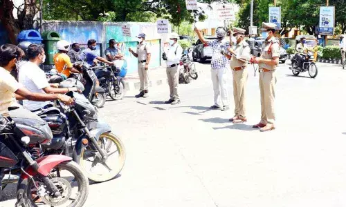 Urban SP Ch Venkata Appala Naidu  creating awareness on the Covid norms to the public at Bhavani Nagar Centre in Tirupati on Sunday.
