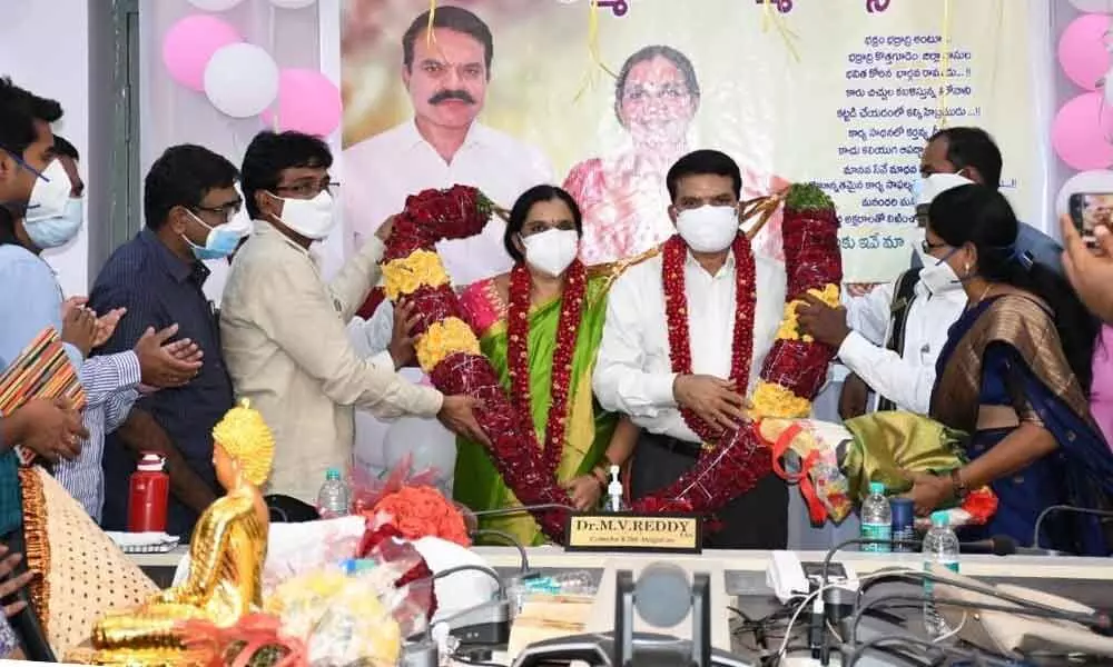 District officials and leaders of various political parties felicitating retired District Collector Dr MV Reddy in Kothagudem on Monday