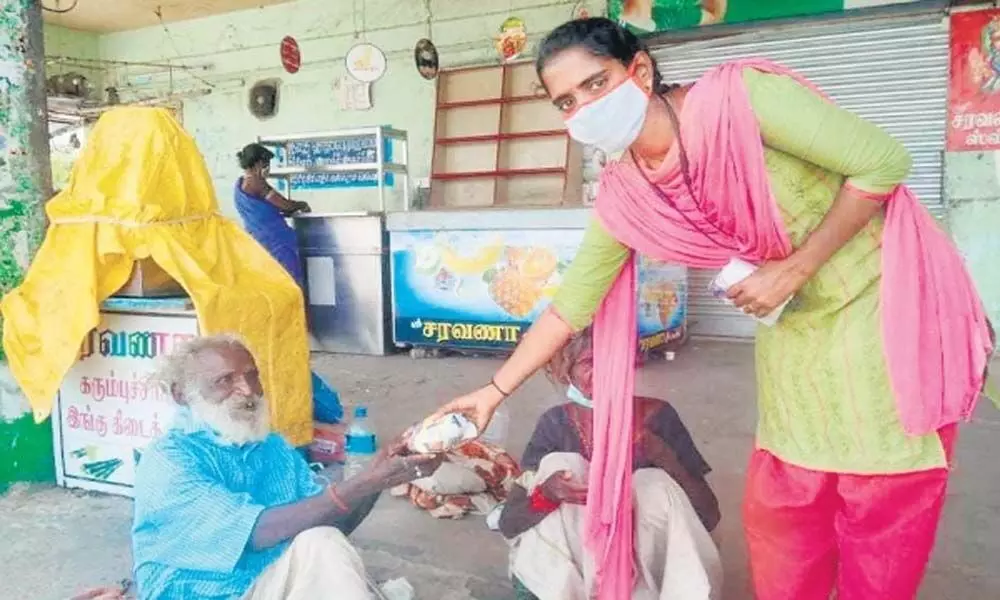 Woman From Tamil Nadu Came Forward To Feed The Homeless Senior Citizens With The Support Of Her Friends