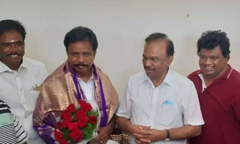 Ongole MP Magunta Srinivasulu Reddy felicitating Bonigi Anandaiah at  his residence in Nellore on Tuesday