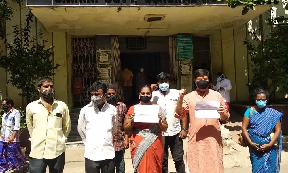 BJP leaders G Bhanu Prakash Reddy, Samanchi Srinivas and others with Lakshmi staging a dharna at Ruia hospital on Tuesday