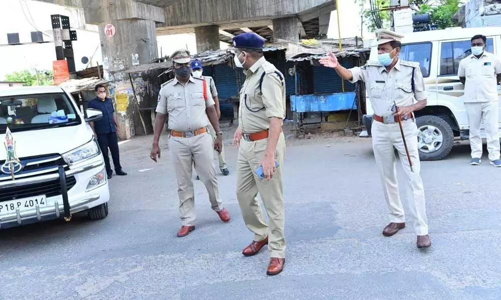 Superintendent of Police Dr Fakkeerappa Kaginelli inspecting curfew implementation at Dhone, Pathikonda and Jonnagiri on Tuesday