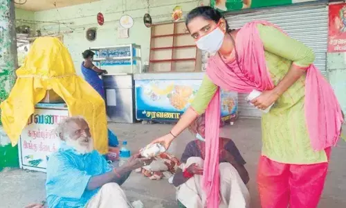 Woman From Tamil Nadu Came Forward To Feed The Homeless Senior Citizens With The Support Of Her Friends