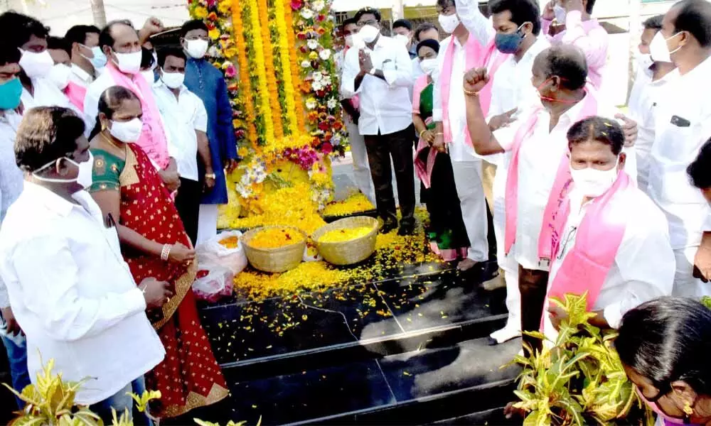Transport Minister Ajay paying tributes at Martyrs Memorial at Police Pavillion Grounds in Khammam on Wednesday