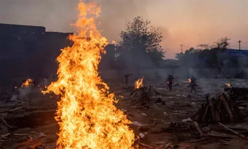 Childhood Friends Perform The Last Rites Of The IT Employee And His Father  In Chennai