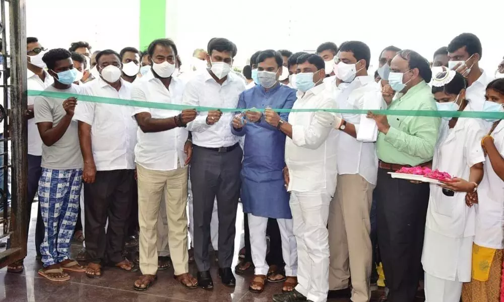 Deputy Chief Minister Amzath Basha inaugurating 100-bed transit hospital at Haj Bhavan in Chennuru mandal on Thursday