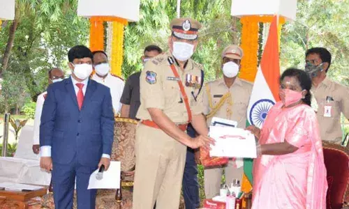 Governor Tamilisai Soundararajan felicitates 3 police commissioners