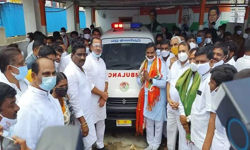 Bhongir MP Komatireddy Venkat Reddy launching free ambulance services of Beerla Foundation at a programme in Yadagirigutta on Sunday